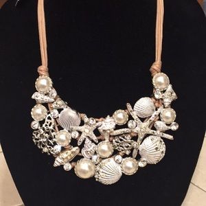 ST. THOMAS shell statement necklace